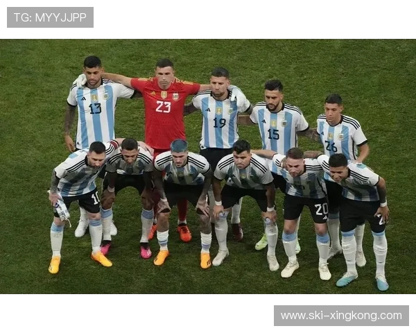 足球巨星惊艳亮相引发热议 现场粉丝热情高涨气氛火爆 足球巨星惊艳亮相引发热议 现场粉丝热情高涨气氛火爆