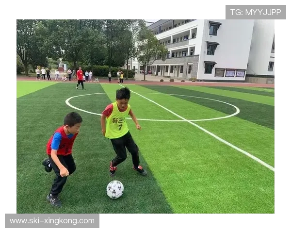 足球巨星为小球迷送上暖心惊喜温情瞬间点亮梦想之路