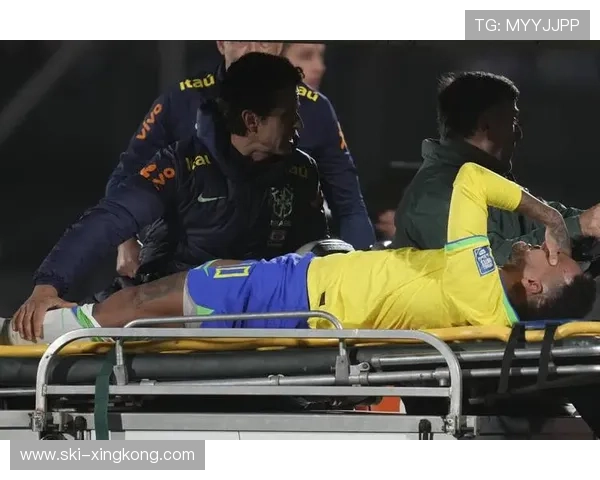 足球球星受伤担架镜头瞬间展现职业生涯最痛时刻令人心疼的瞬间 足球球星受伤担架镜头瞬间展现职业生涯最痛时刻令人心疼的瞬间